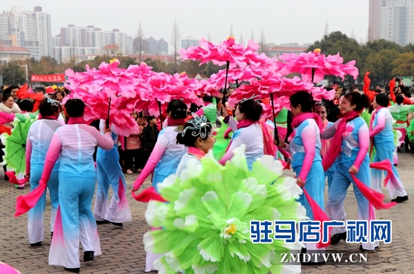 舞龍、耍獅、扭秧歌 駐馬店民間藝術(shù)展演吸引數(shù)千市民圍觀