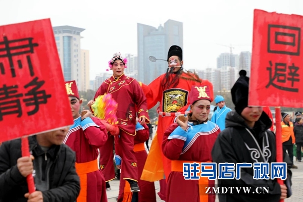 舞龍、耍獅、扭秧歌 駐馬店民間藝術(shù)展演吸引數(shù)千市民圍觀