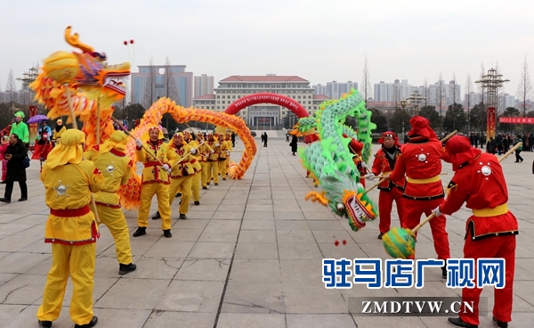 舞龍、耍獅、扭秧歌 駐馬店民間藝術(shù)展演吸引數(shù)千市民圍觀