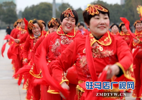 舞龍、耍獅、扭秧歌 駐馬店民間藝術(shù)展演吸引數(shù)千市民圍觀
