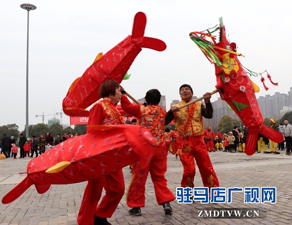 舞龍、耍獅、扭秧歌 駐馬店民間藝術(shù)展演吸引數(shù)千市民圍觀