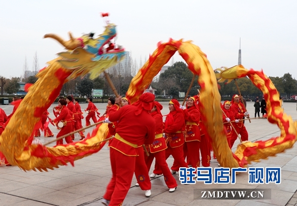 舞龍、耍獅、扭秧歌 駐馬店民間藝術(shù)展演吸引數(shù)千市民圍觀