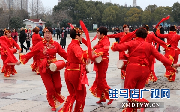 舞龍、耍獅、扭秧歌 駐馬店民間藝術(shù)展演吸引數(shù)千市民圍觀