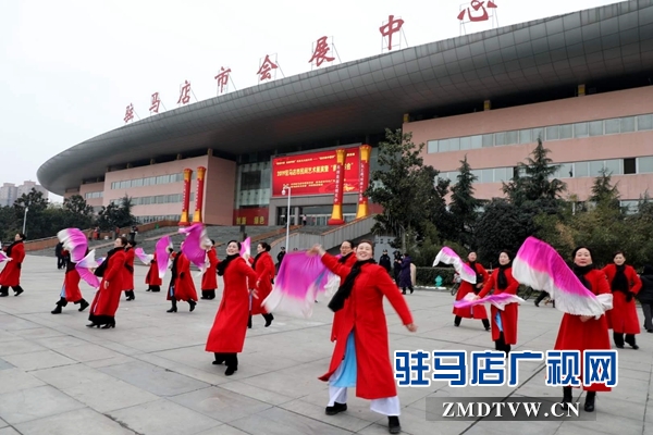 舞龍、耍獅、扭秧歌 駐馬店民間藝術(shù)展演吸引數(shù)千市民圍觀
