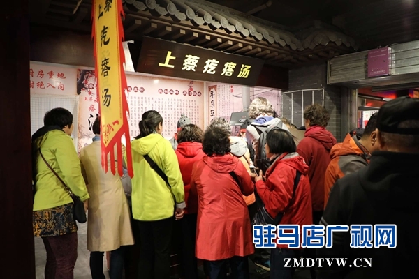 800名北京游客游覽嵖岈山、皇家驛站、天中老街等景區(qū)后爭相搶購駐馬店名優(yōu)土特產(chǎn)
