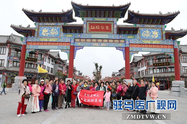 800名北京游客游覽嵖岈山、皇家驛站、天中老街等景區(qū)后爭相搶購駐馬店名優(yōu)土特產(chǎn)