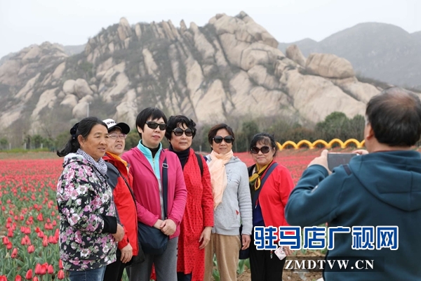 800名北京游客游覽嵖岈山、皇家驛站、天中老街等景區(qū)后爭相搶購駐馬店名優(yōu)土特產(chǎn)