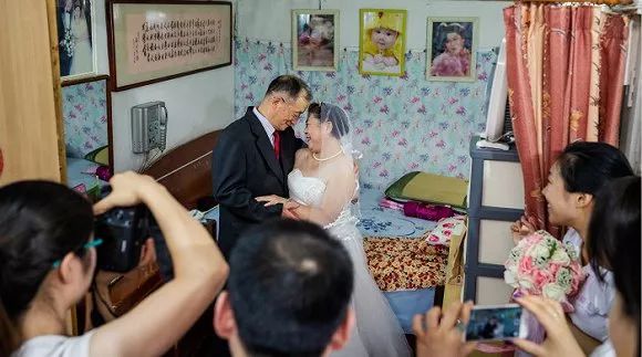 內(nèi)斂、奢靡與偽裝：中國人如何在鏡頭前表達(dá)愛情？ 