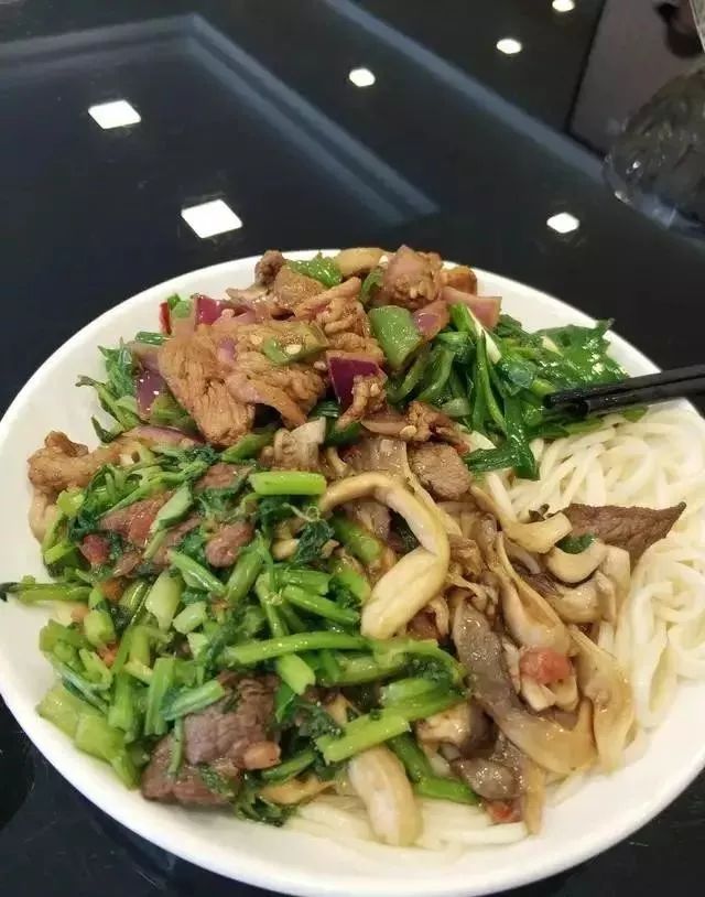 深夜食堂：攢勁弟弟帶你吃！烏魯木齊十大經典拌面館，咱新疆人就好這口... 