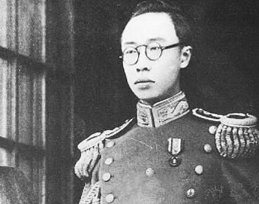 男子帶“御賜佩刀”鑒寶，發(fā)現(xiàn)刀上四個(gè)字，專家：您祖宗是何人？ 