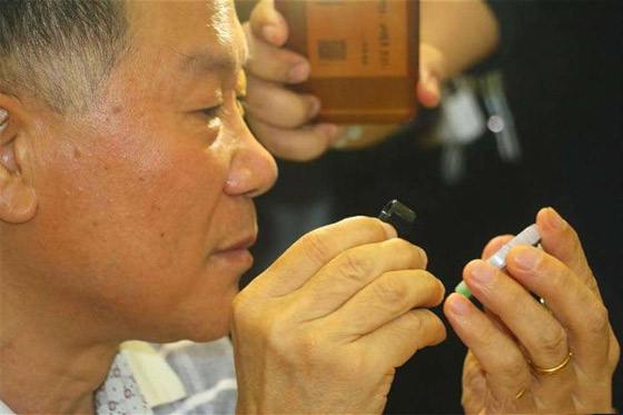 小伙鑒寶估價20萬，觀眾當場就想買，專家：你少說了幾個零 