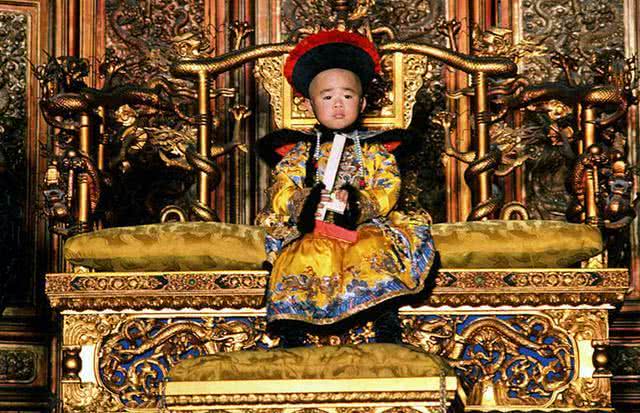 溥儀重游故宮，一只蟈蟈在龍椅下藏了五十年，為什么沒餓死 