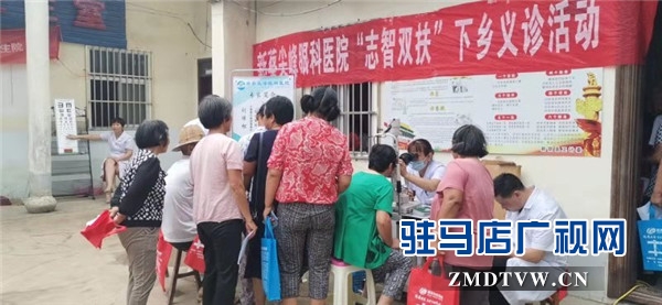 新蔡尖峰眼科冒雨義診 佛閣寺鎮(zhèn)領導親到現場慰問