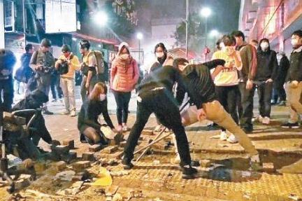 “香港，不是你們?yōu)樗麨榈牡胤?！?那些年，我們追過的“阿sir” 