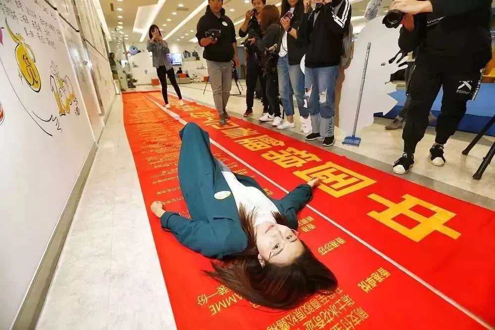 抽獎(jiǎng)超過三百萬的中國(guó)錦鯉女孩信小呆，現(xiàn)在過得并不如意？ 