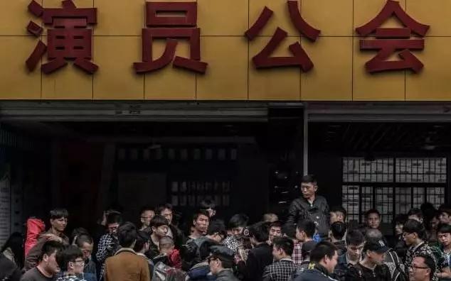 拍電視劇不如拍抖音？橫店群演紛紛轉戰(zhàn)短視頻