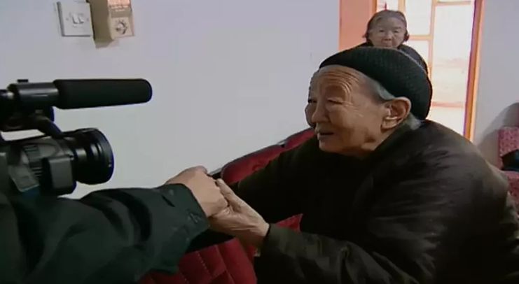 當你發(fā)朋友圈的時候，他已經(jīng)給父母拍紀錄片了