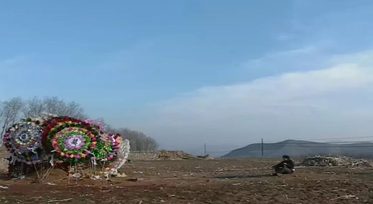 當你發(fā)朋友圈的時候，他已經(jīng)給父母拍紀錄片了