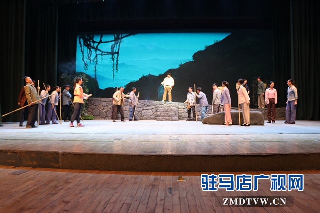 “不忘初心、牢記使命”主題教育大型現(xiàn)代戲《重渡溝》在駐馬店市巡演