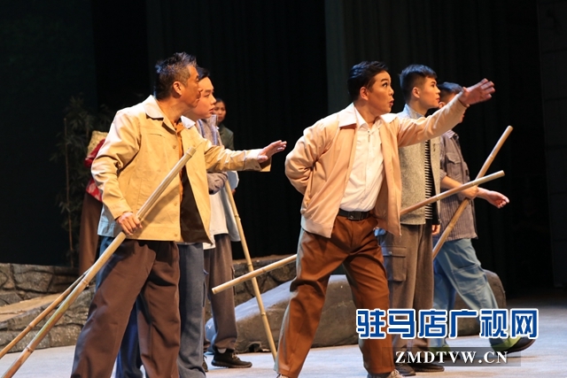 “不忘初心、牢記使命”主題教育大型現(xiàn)代戲《重渡溝》在駐馬店市巡演