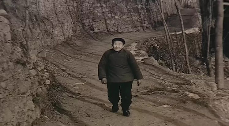 當你發(fā)朋友圈的時候，他已經(jīng)給父母拍紀錄片了