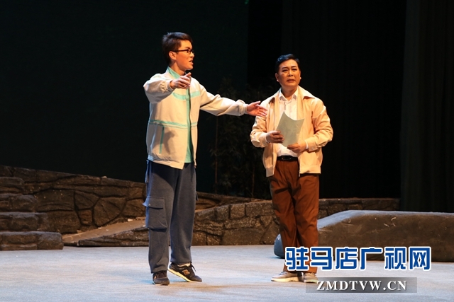 “不忘初心、牢記使命”主題教育大型現(xiàn)代戲《重渡溝》在駐馬店市巡演