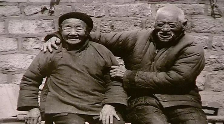 當你發(fā)朋友圈的時候，他已經(jīng)給父母拍紀錄片了