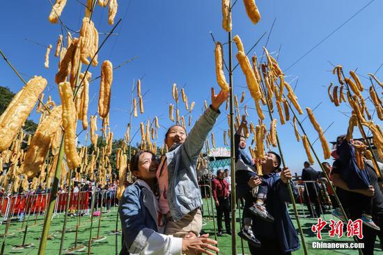 竹竿上“長”油條，洛陽民眾“摘”油條慶豐收