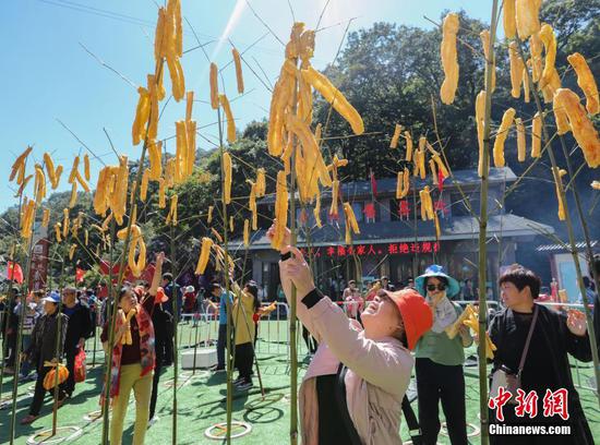 竹竿上“長”油條，洛陽民眾“摘”油條慶豐收