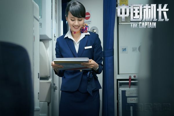 袁泉回應(yīng)演《中國機(jī)長》乘務(wù)長：單手托大瓶礦泉水，躺在胳膊上倒 