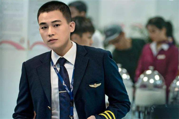 中國(guó)機(jī)長(zhǎng)：歐豪拍戲太拼？幕后曝光后讓人心疼！ 