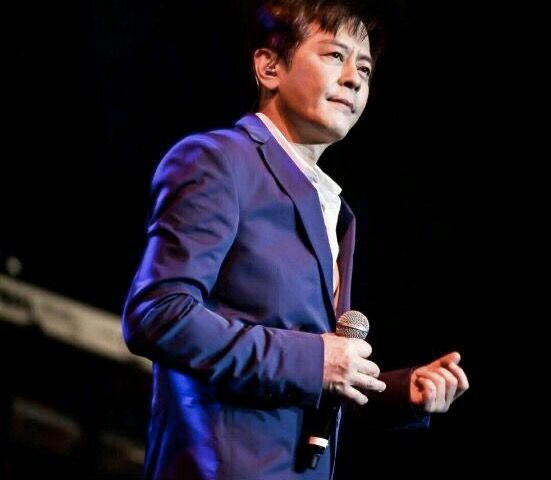 被毒啞的王杰，今天57歲了：年少愛聽他的歌，再聽已是傷心人 