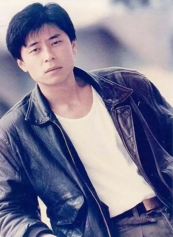 被毒啞的王杰，今天57歲了：年少愛聽他的歌，再聽已是傷心人 