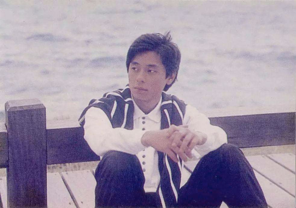 被毒啞的王杰，今天57歲了：年少愛聽他的歌，再聽已是傷心人 