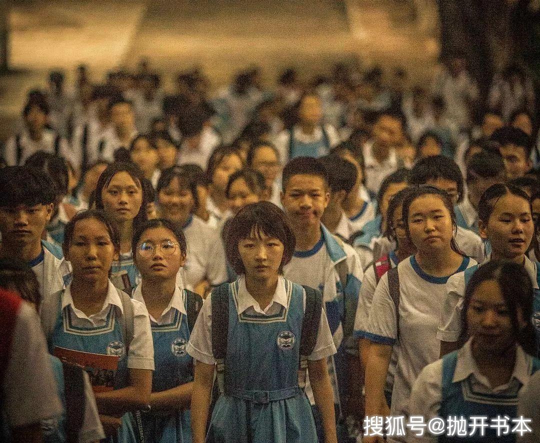 《少年的你》，校園暴力只是殼，兩個沒有未來的人如何相互取暖才是核 
