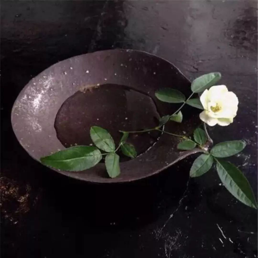 真正的審美是與美保持距離，而不是占有