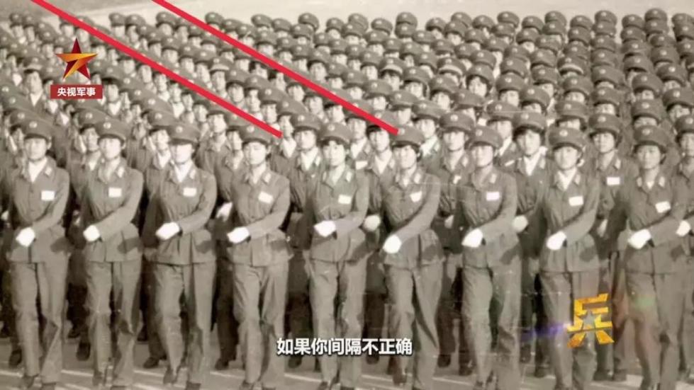 齊短發(fā)、“S彎”……新中國第一批受閱女兵的標配發(fā)型，好美！ 