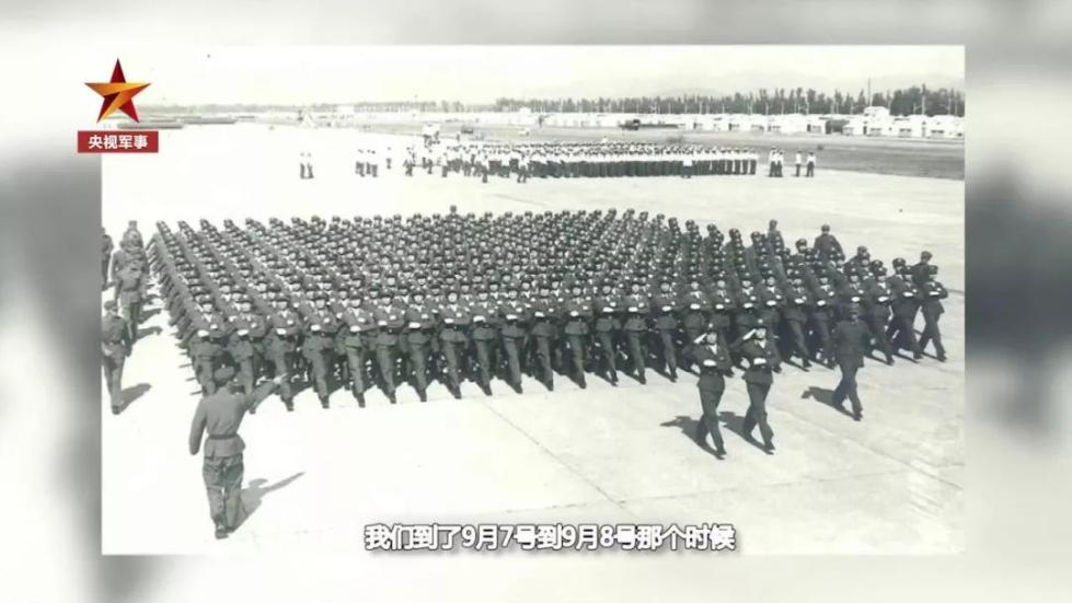 齊短發(fā)、“S彎”……新中國第一批受閱女兵的標配發(fā)型，好美！ 