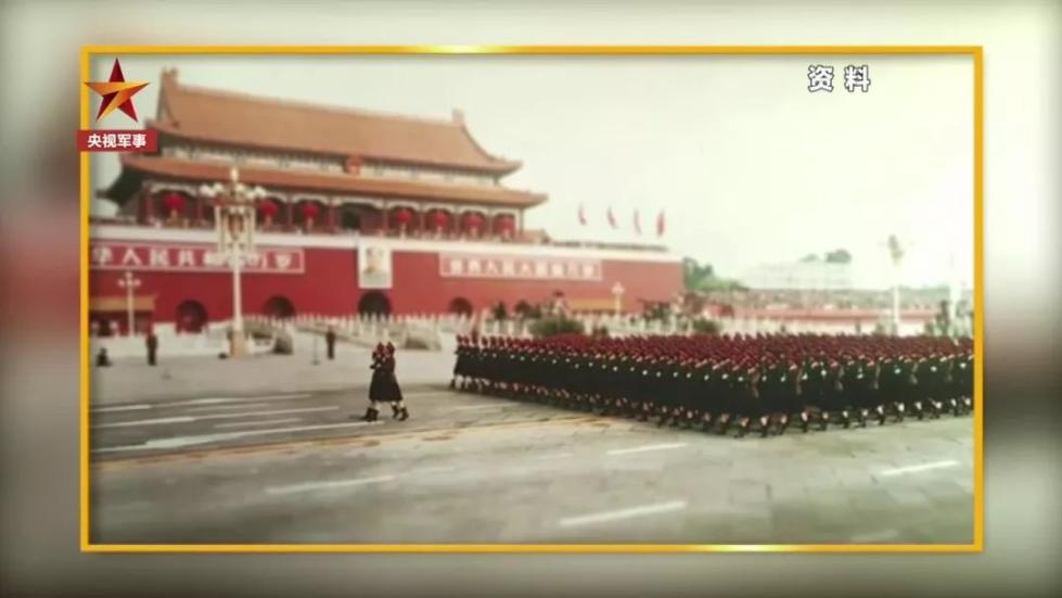 齊短發(fā)、“S彎”……新中國第一批受閱女兵的標配發(fā)型，好美！ 