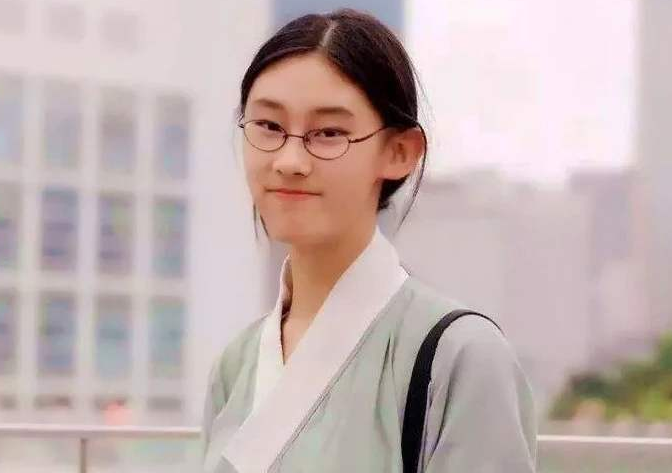清華才女武亦姝明明能背2000多首詩詞，她究竟會不會寫詩？ 