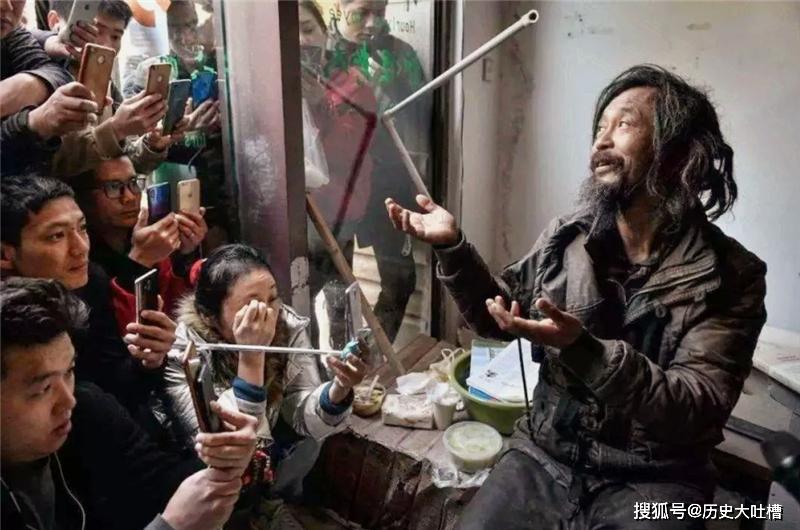  “流浪大師”沈巍曾衣衫襤褸，如今的生活卻發(fā)生了翻天覆地的變化 