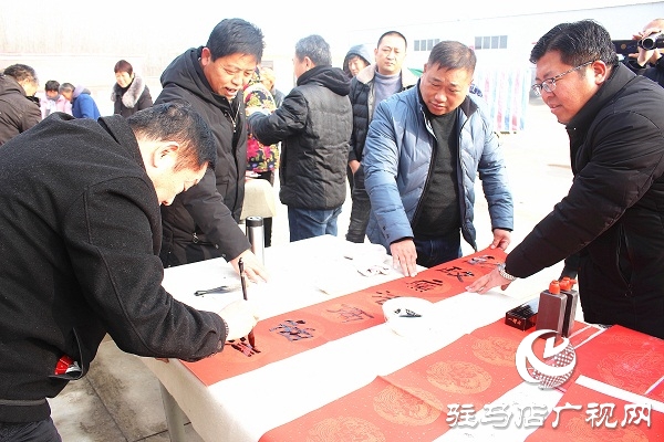 汝南縣古塔街道義寫春聯(lián)現(xiàn)場(chǎng)“火爆”
