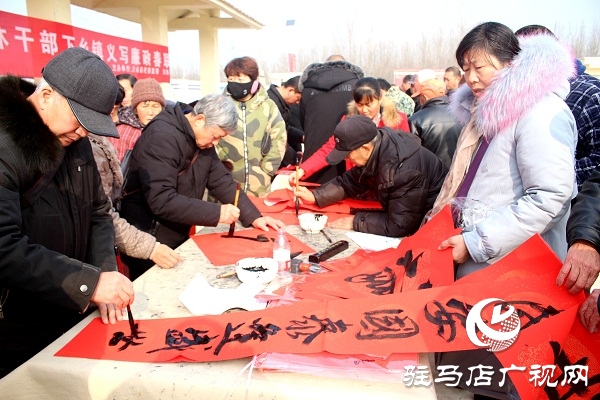汝南縣古塔街道義寫春聯(lián)現(xiàn)場(chǎng)“火爆”