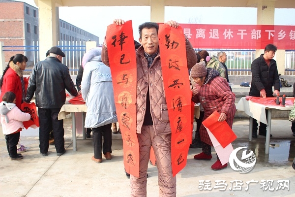 汝南縣古塔街道義寫春聯(lián)現(xiàn)場(chǎng)“火爆”