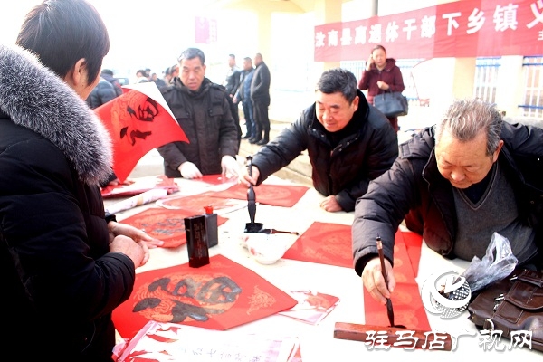 汝南縣古塔街道義寫春聯(lián)現(xiàn)場(chǎng)“火爆”