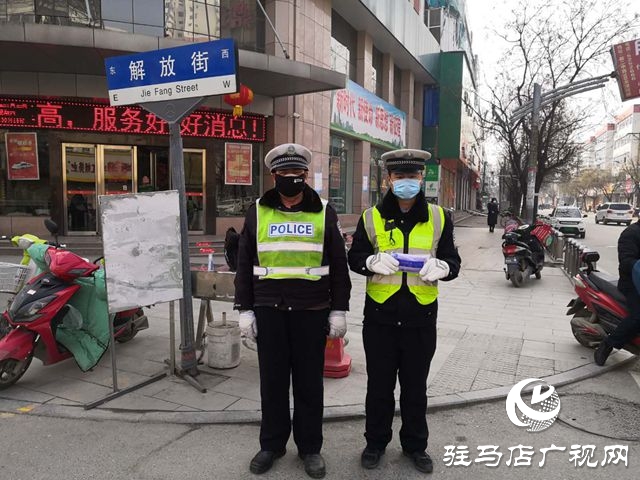平輿街頭這位大姐把剛買的口罩送給了執(zhí)勤交警！