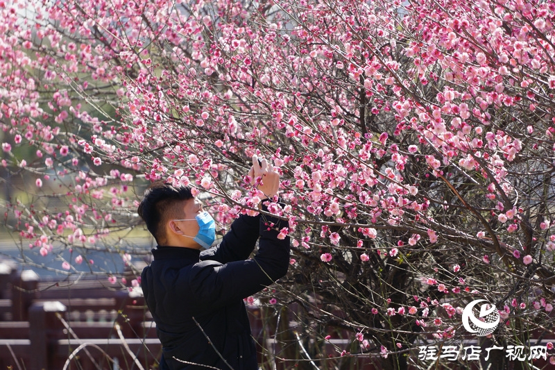 摘掉口罩，露出笑臉