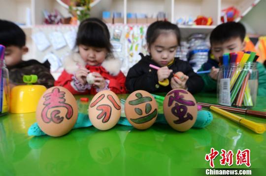 春分習(xí)俗知多少？流行“豎蛋”游戲 校對度量衡器具