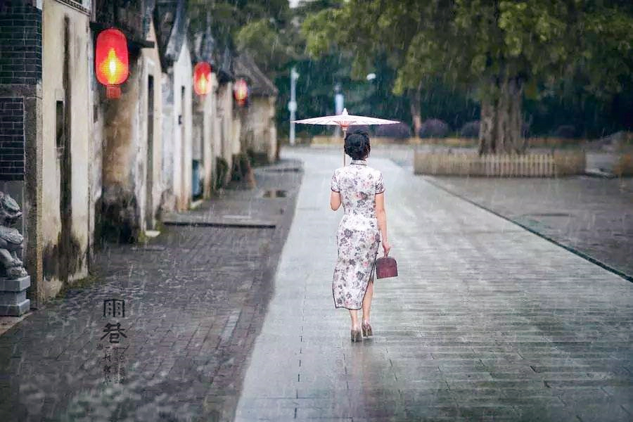 味道：我駕駛著玫瑰的新帆，陶醉于松香和長長的吻里