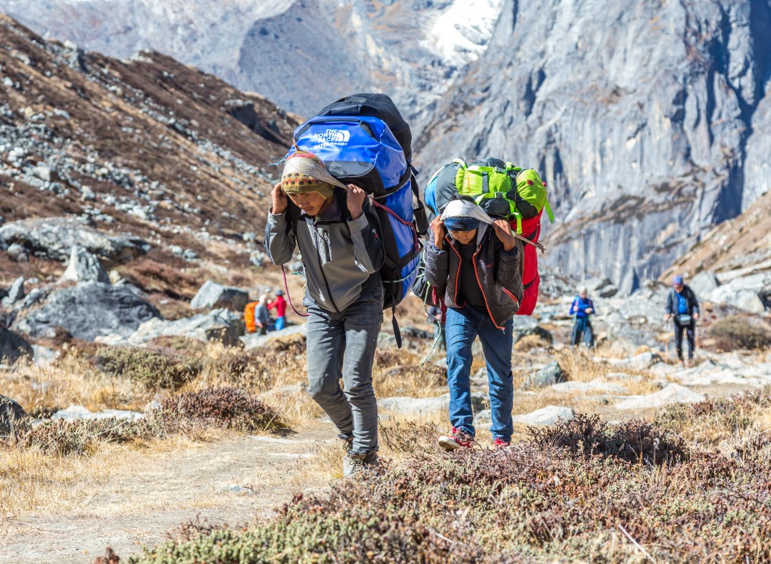 人類凈土也失守，500登山客被困，尼泊爾怎么辦？